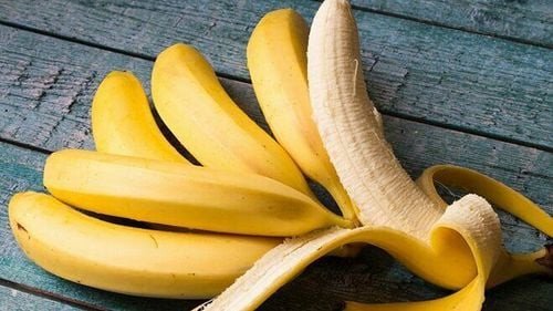 Mặt cắt ngang của quả chuối già tươi ngon, làm nổi bật cấu trúc và hàm lượng chất xơ dồi dào bên trong, rất tốt cho hệ tiêu hóa