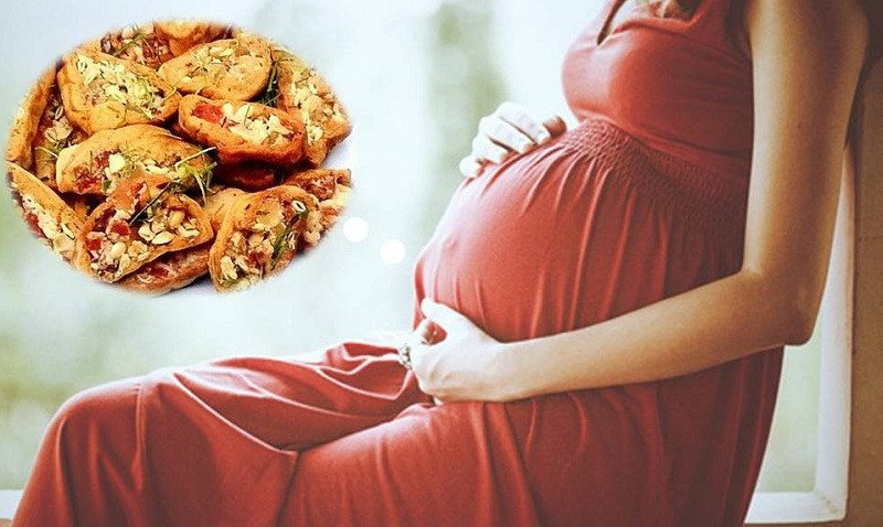 Mẹ bầu thưởng thức bánh chả lá chanh vừa đủ, bổ sung dinh dưỡng