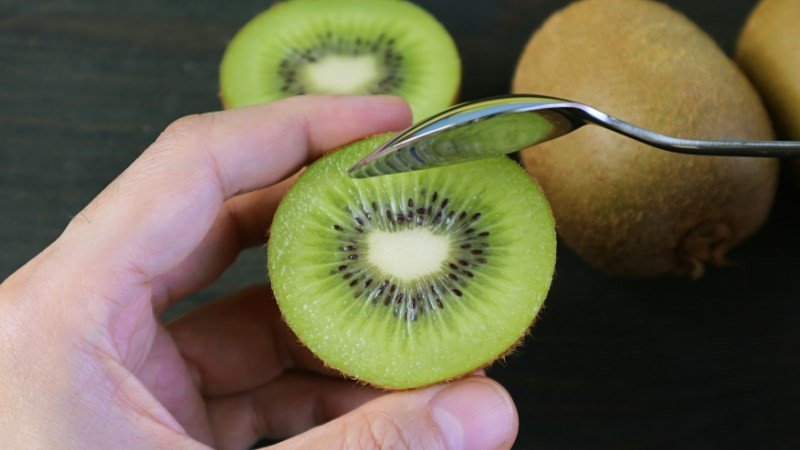 Mỗi ngày nên ăn một quả kiwi để cung cấp thêm các chất cần thiết cho cơ thể