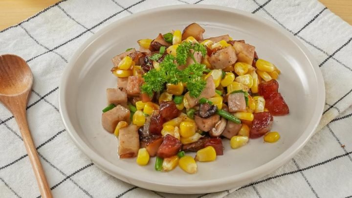 Món bắp xào thơm lừng với hành lá và tóp mỡ hấp dẫn, một phần ăn vặt phổ biến cho câu hỏi 200g bắp xào bao nhiêu calo