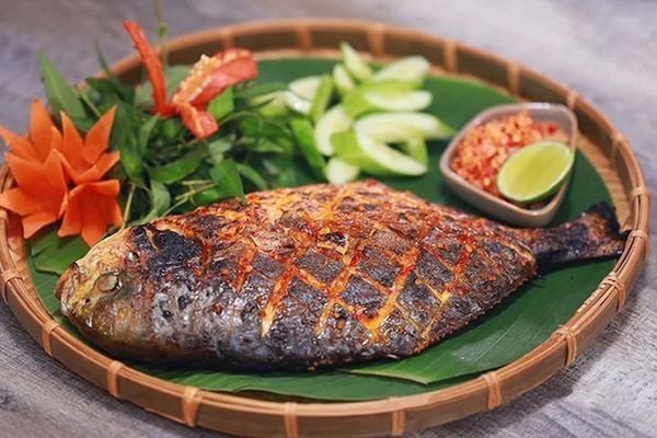 Món cá dìa nướng lá chuối thơm lừng, giữ trọn hương vị tự nhiên
