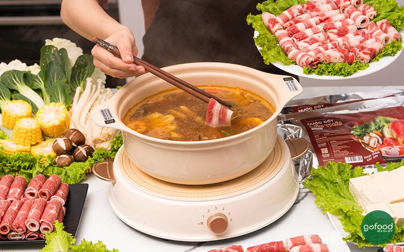 Món lẩu ba chỉ bò Mỹ thơm ngon, cần kiểm soát khẩu phần để cân bằng lượng calo và chất béo