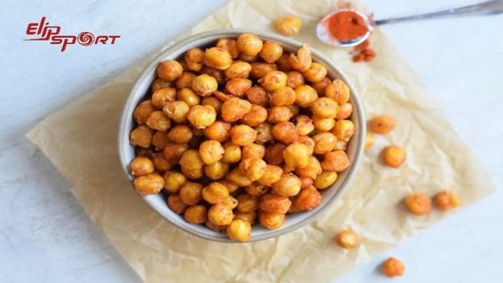 Món ngô cay sấy giòn hấp dẫn với màu sắc bắt mắt và hương vị đậm đà