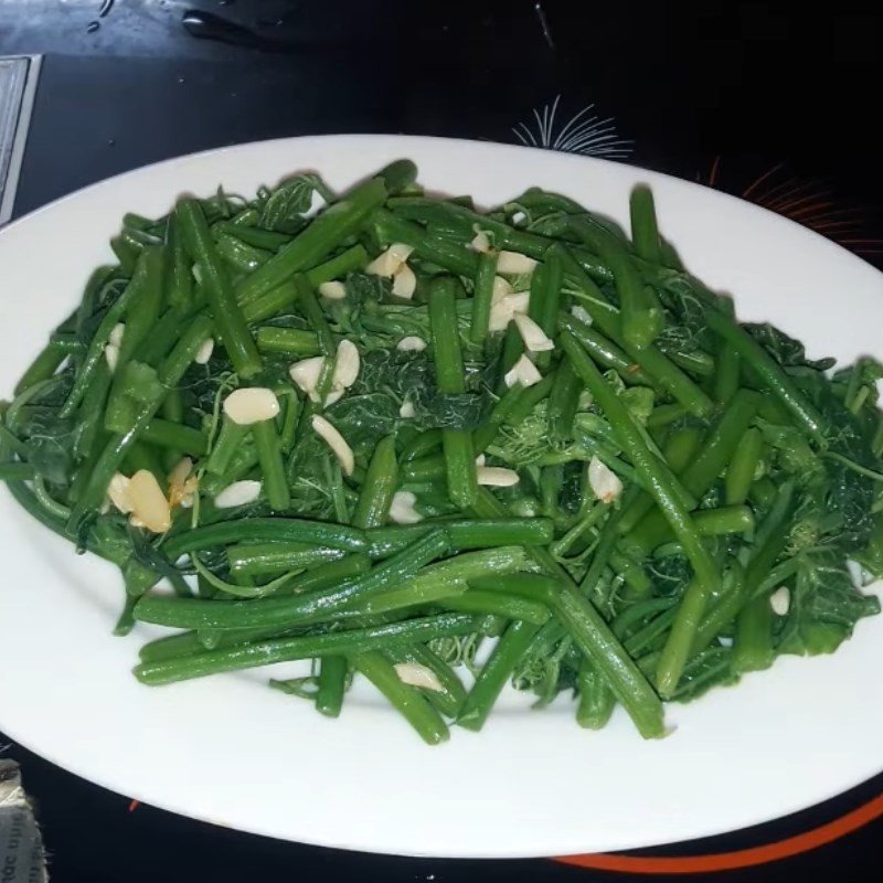 Món rau su su xào tỏi thơm lừng, giòn ngon đã hoàn thành