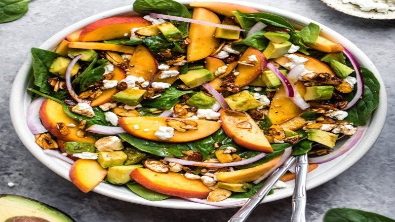 Món salad tươi mát với đào mỏ quạ và mận, là gợi ý chế biến đào mỏ quạ để giảm cân.