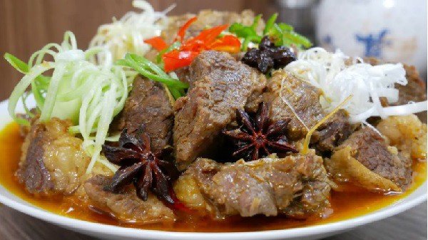 Món thịt bò kho tàu kiểu miền Bắc hoàn thành, màu sắc hấp dẫn