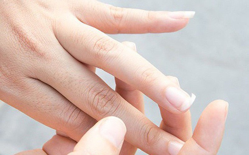 Móng tay chắc khỏe, liên tưởng đến công dụng của rau câu giúp ngăn ngừa giòn móng