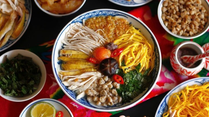 Một bát bún gà thơm ngon với thịt gà xé và rau thơm.