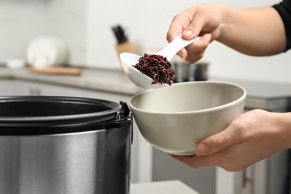 Một bát cơm gạo lứt thơm ngon, mềm dẻo