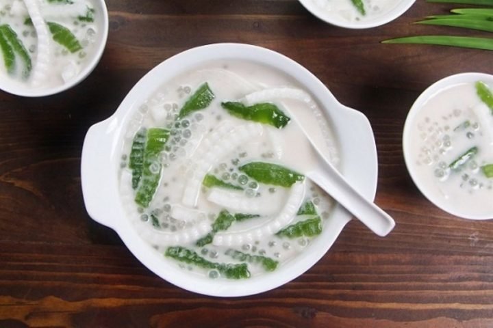 Một cốc chè dừa dầm với các nguyên liệu tươi ngon, minh họa lượng calo cao.