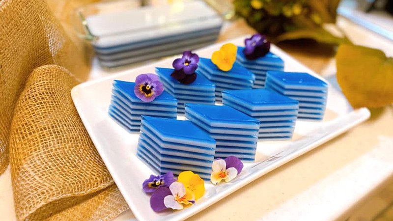 Một đĩa thạch rau câu nhiều màu sắc, tượng trưng cho việc tiêu thụ rau câu cần có chừng mực để không gây tăng cân