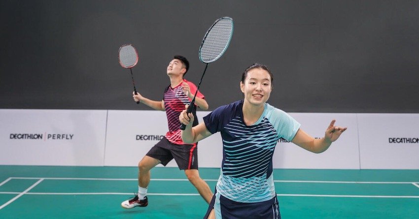 Một người chơi cầu lông đang thực hiện động tác đập cầu, thể hiện sự săn chắc cơ bắp