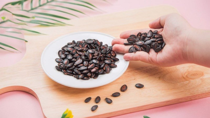 Một người đang đếm lượng hạt dưa để kiểm soát lượng calo hạt dưa nạp vào cơ thể, tránh tăng cân.
