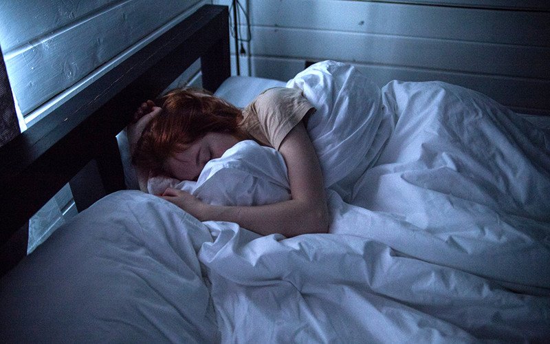 Một người đang ngủ ngon, minh họa công dụng của glycine trong rau câu giúp cải thiện giấc ngủ