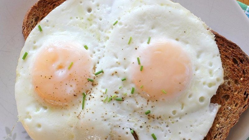 Một người đang tập luyện thể thao, minh họa cho việc trứng chiên hỗ trợ phát triển cơ bắp và duy trì vóc dáng.