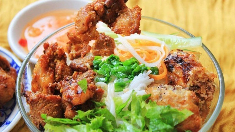 Một người phụ nữ đang tập luyện thể thao để duy trì vóc dáng