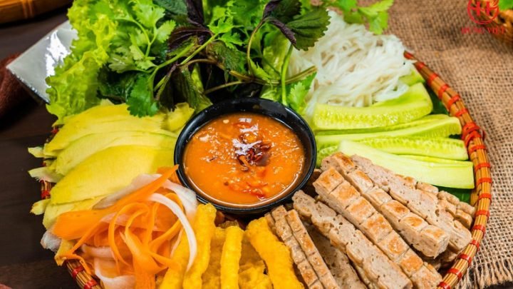 Một suất nem nướng bao nhiêu calo trên đĩa với rau sống và nước chấm