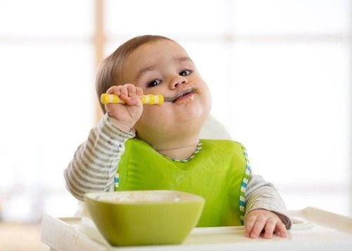 Một tô bột gạo sánh mịn, chuẩn bị cho bé 6 tháng tuổi ăn dặm
