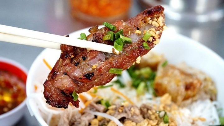 Giải Mã: 1 Hộp Bún Thịt Nướng Bao Nhiêu Calo? Một tô bún thịt nướng thập cẩm đầy đặn