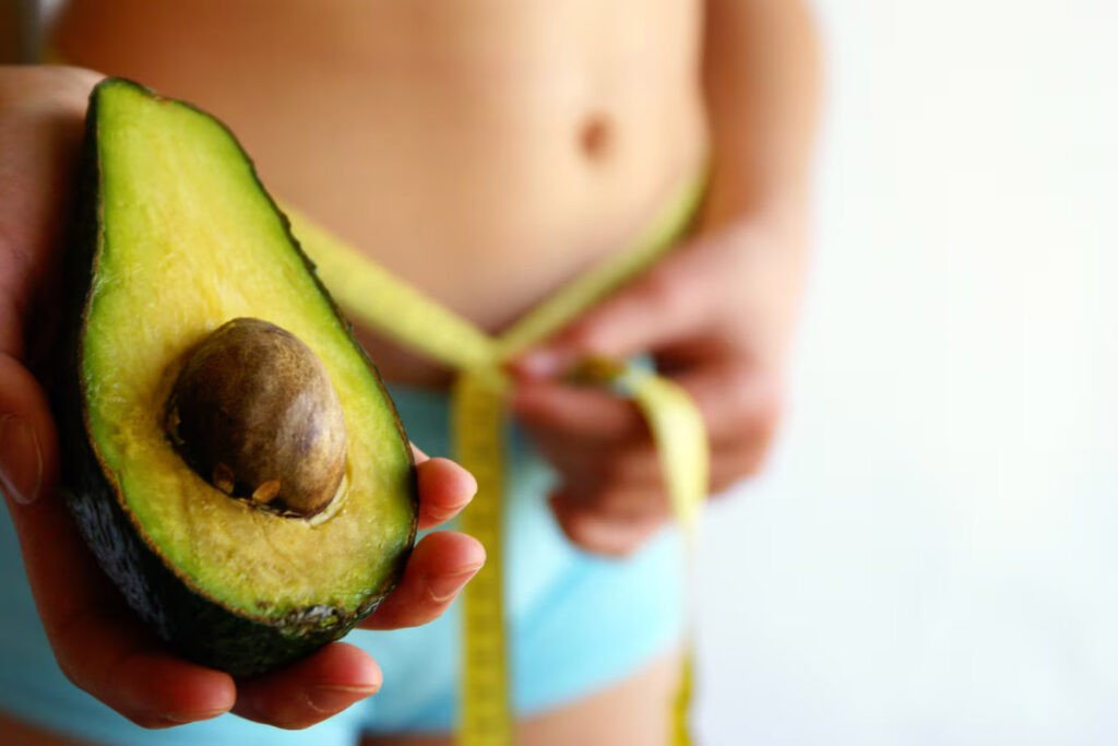 Một tô salad rau xanh và bơ cắt hạt lựu, biểu thị bữa ăn lành mạnh hỗ trợ giảm cân nhờ hàm lượng chất béo tốt và chất xơ trong bơ