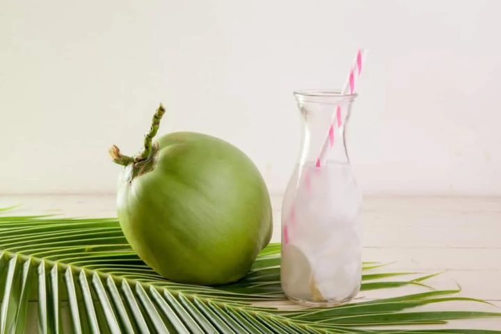 1 Quả Dừa Xiêm Bao Nhiêu Calo? Phân Tích Dinh Dưỡng Chi Tiết Một trái dừa xiêm được bổ đôi, bên trong chứa đầy nước dừa trong vắt, minh họa cho việc tìm hiểu 1 quả dừa xiêm bao nhiêu calo
