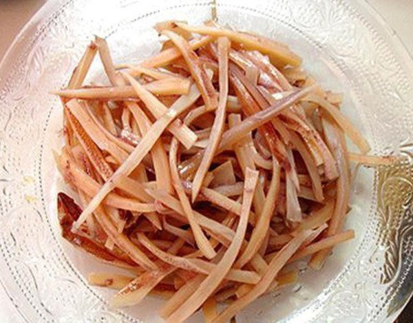 Mực khô được ngâm mềm và thái miếng để xào cùng dứa