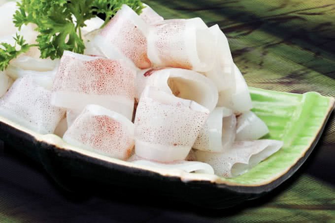 Mực ống đã được sơ chế sạch sẽ và cắt miếng vừa ăn