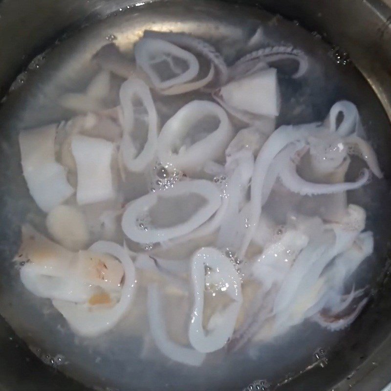 Mực ống tươi ngon đã sơ chế sẵn sàng để xào