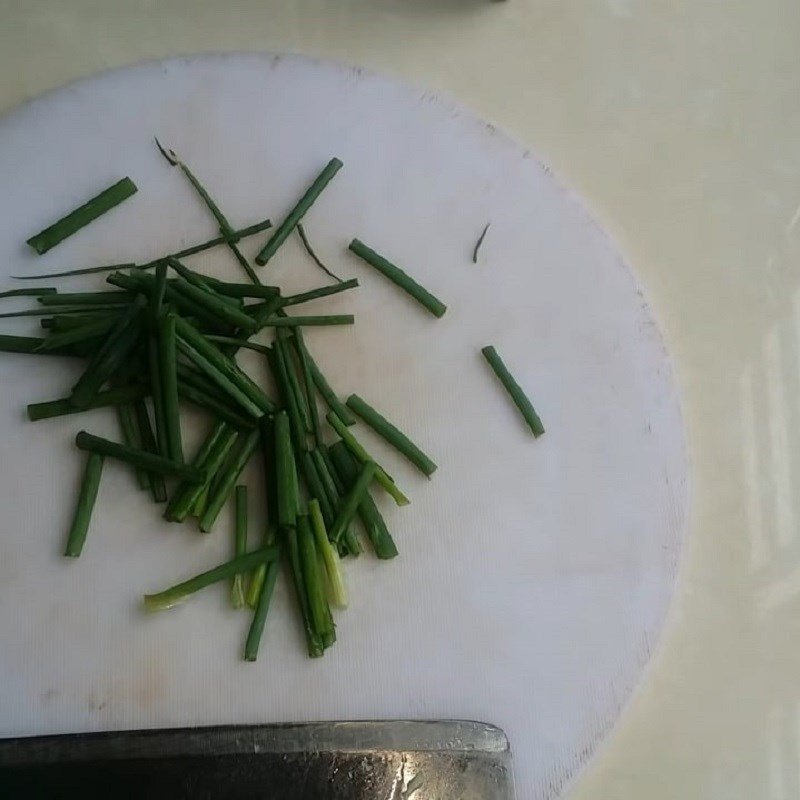 Mướp Nhật và tỏi đã sơ chế, sẵn sàng cho món xào