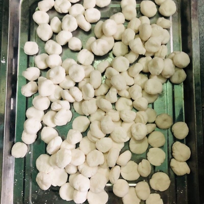Nặn bánh hòn thành hình tròn dẹt, kích cỡ bánh hòn ảnh hưởng đến bánh hòn bao nhiêu calo mỗi viên