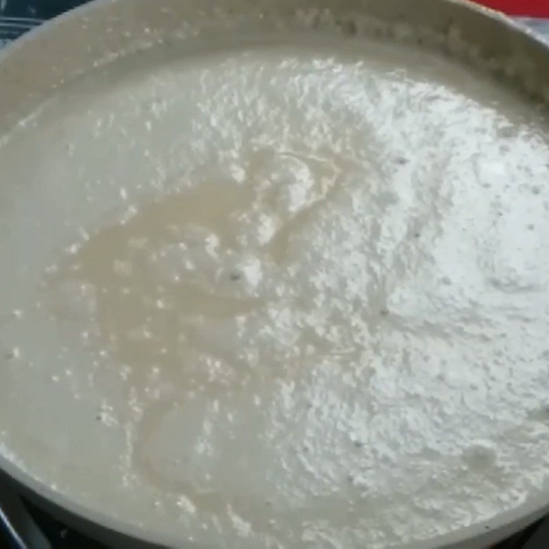 Nấu các viên chè và nước cốt dừa