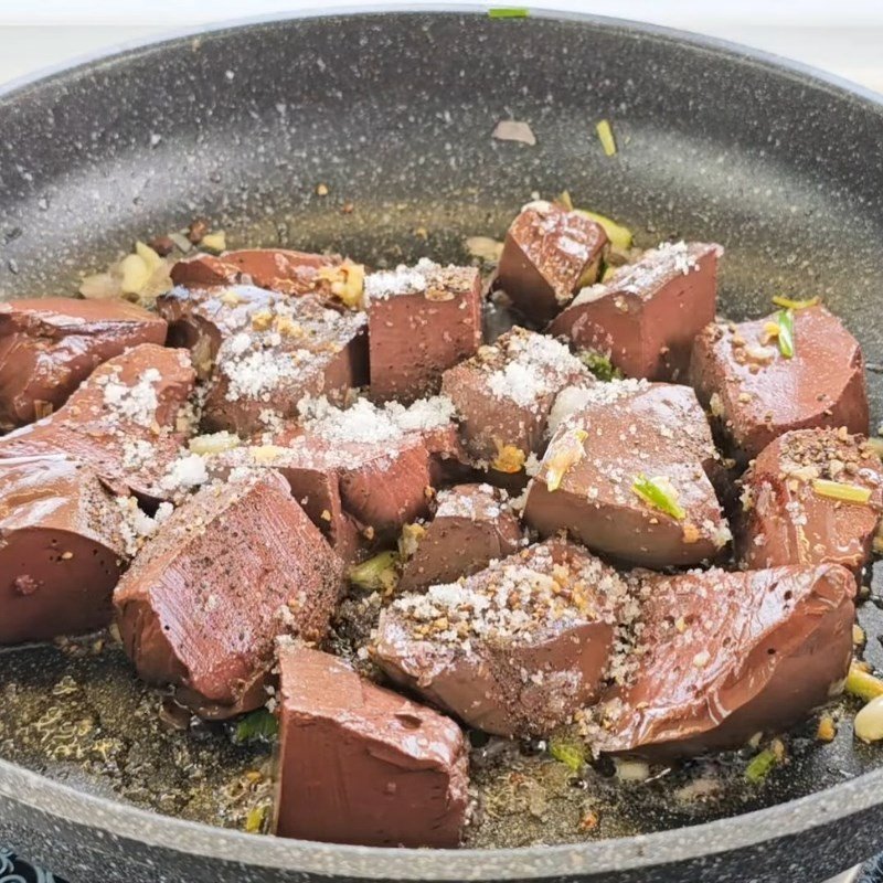 Nêm gia vị và xào huyết thấm đều