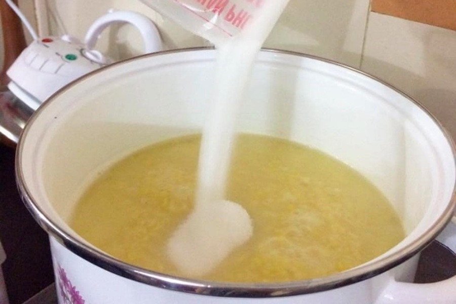 Nêm nếm chè đậu xanh nguyên hạt với đường cho vừa khẩu vị