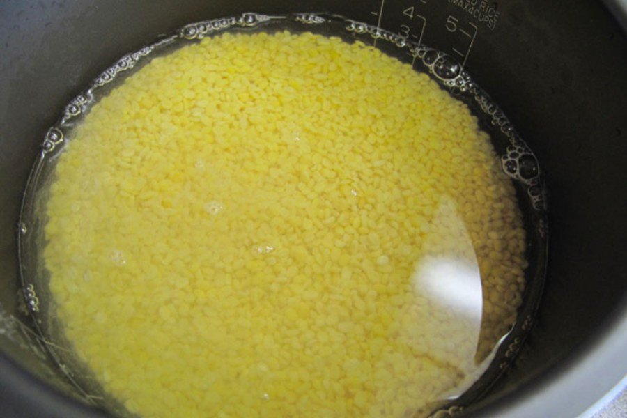 Ngâm đậu xanh nguyên hạt và loại bỏ hạt hỏng