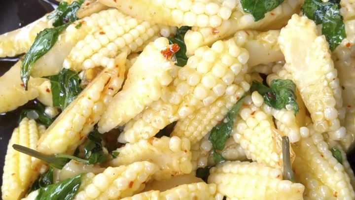 Ngô non xào tỏi chay với lá húng quế tươi