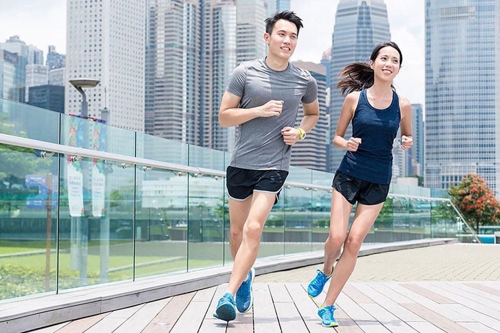 Người đàn ông đang tập tạ, thể hiện tầm quan trọng của kế hoạch tập luyện đa dạng để đốt cháy calo và xây dựng cơ bắp.