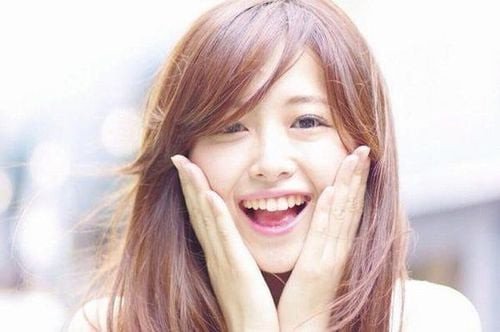Người đàn ông và phụ nữ cười vui vẻ, thể hiện lợi ích sức khỏe từ việc cười