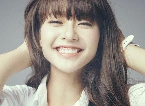 Người phụ nữ cười sảng khoái, tượng trưng cho sức khỏe tốt và tinh thần lạc quan