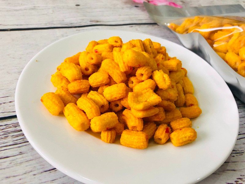 Người phụ nữ đang ăn một tô nui nóng hổi