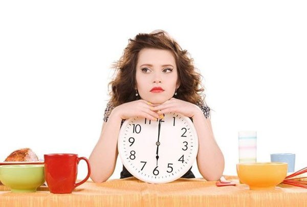 Người phụ nữ trẻ suy nghĩ, tay chống cằm, biểu cảm căng thẳng