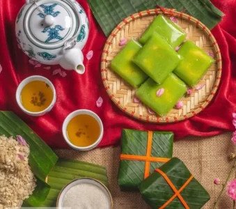 Nguyên liệu chính của bánh cốm như cốm xanh tươi, đậu xanh, dừa và đường, ảnh hưởng đến tổng năng lượng của món ăn.