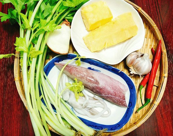 Nguyên liệu chuẩn bị cho món mực xào dứa cần tây tươi ngon