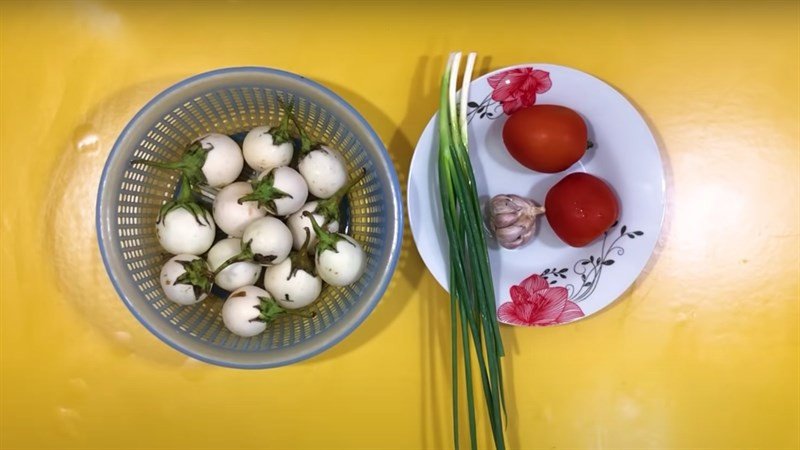Nguyên liệu tươi ngon chuẩn bị cho món cà pháo xào cà chua