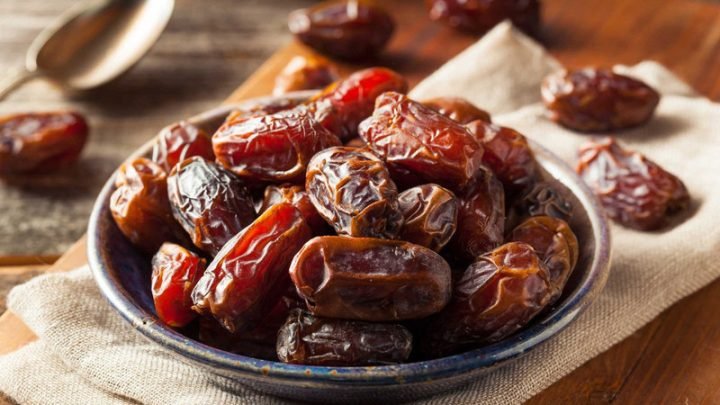 Nhiều quả chà là khô màu nâu vàng xếp chồng lên nhau, thể hiện nguồn dinh dưỡng phong phú và chà là bao nhiêu calo.