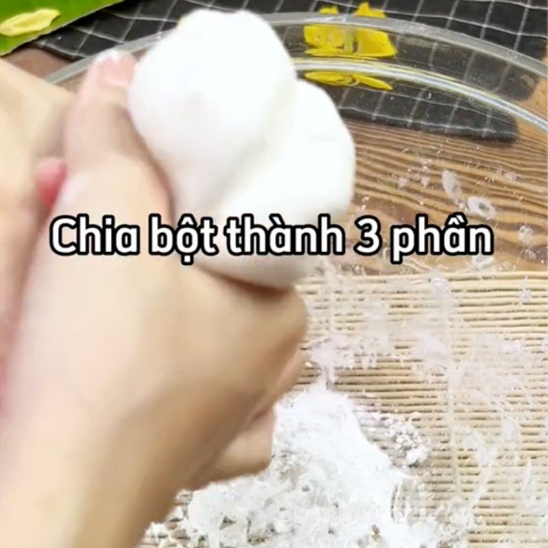 Nhồi bột bánh hòn màu xanh từ lá dứa, thêm màu sắc và cân nhắc bánh hòn bao nhiêu calo