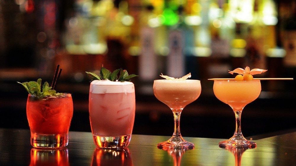 Những ly cocktail đầy màu sắc, biểu tượng cho thức uống pha chế đa dạng về thành phần và calo
