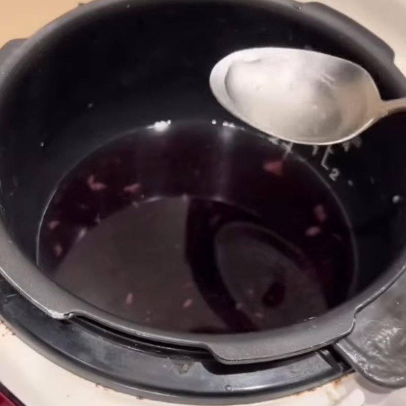 Nồi cơm điện đang nấu gạo lứt đen