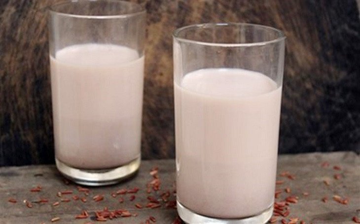 Nồi sữa gạo lứt đang được đun sôi với sữa tươi và đường phèn