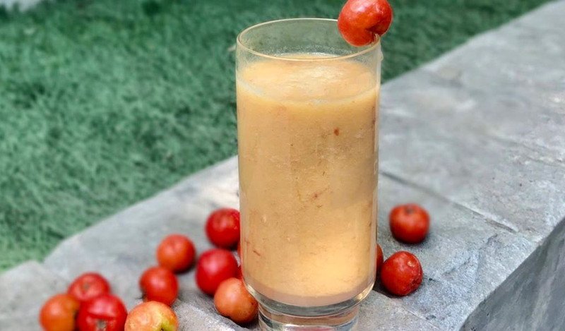 Nước ép sơ ri và ổi tươi ngon giúp bổ sung vitamin và kiểm soát calo