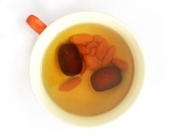 Nước táo đỏ đường phèn kỷ tử thanh mát, tốt cho mắt và sức đề kháng.